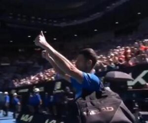 Djokovic, il ritiro e i fischi: addio amaro agli Australian Open – Video