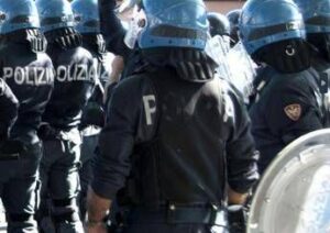 Dl sicurezza, tensioni a protesta Roma: manifestanti contro sbarramento agenti