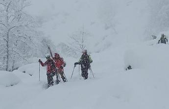 Due escursionisti dispersi sull’Adamello, ricerche in corso: maltempo ostacola i soccorsi