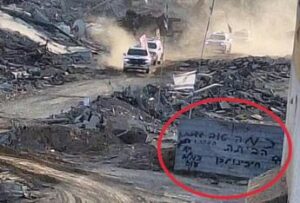 Gaza, primi tre ostaggi tornano liberi: ecco cosa hanno scritto i soldati israeliani – Foto