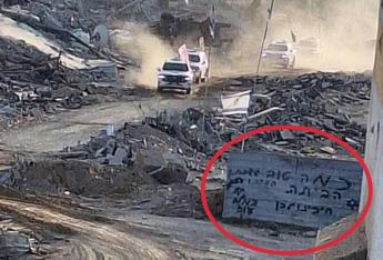 Gaza, primi tre ostaggi tornano liberi: ecco cosa hanno scritto i soldati israeliani – Foto