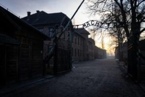 Giorno della Memoria, Meloni: “Antisemitismo non sconfitto”. Mattarella ad Auschwitz