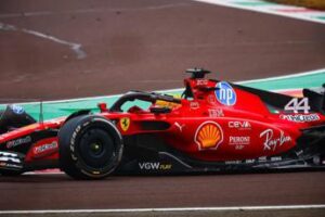 Hamilton in pista con Leclerc: nuovi test a Barcellona per la Ferrari