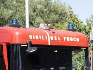Incendio all’alba a Napoli, morto un 55enne: salvi il fratello e la madre