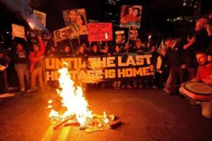 Israele, Hamas consegna in ritardo nomi ostaggi da rilasciare oggi: “Sono tre donne”