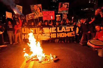 Israele, Hamas consegna in ritardo nomi ostaggi da rilasciare oggi: “Sono tre donne”