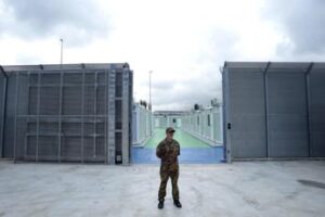 Migranti, nave Cassiopea verso l’Albania: 49 persone a bordo