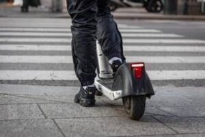 Milano, in due su monopattino si scontrano con auto: morto 19enne