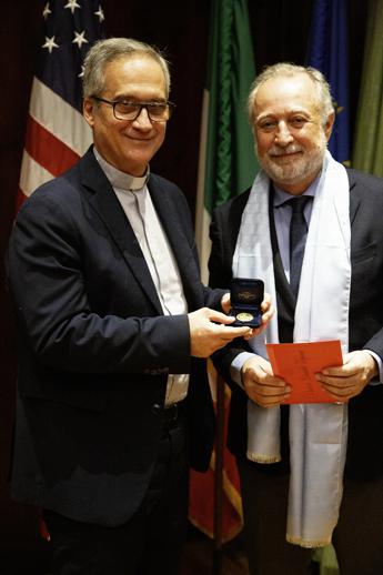 New York:consegnato a mons. Dario Edoardo Viganò l’Italian Reputation Award 2025