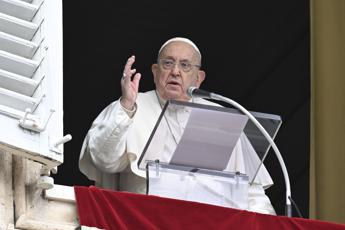 Papa Francesco cade a Santa Marta, contusione all’avambraccio destro