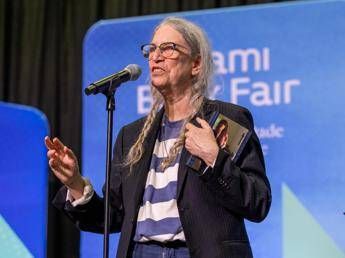 Patti Smith, ha malore sul palco in Brasile: prosegue show in sedia a rotelle – Video