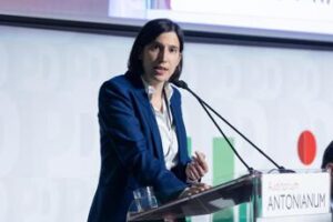 Schlein: “Da Trump delirio di onnipotenza. Meloni sola a Washington preoccupa”