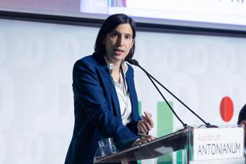 Schlein: “Da Trump delirio di onnipotenza. Meloni sola a Washington preoccupa”