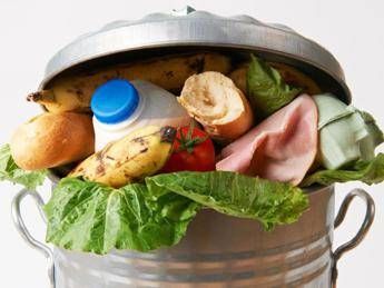 Spreco alimentare, ogni italiano produce 128 kg di CO2 all’anno