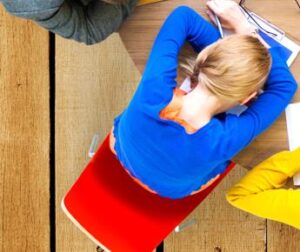 Torino, 13enne dorme in classe: “Di notte papà vuole uccidere mamma”