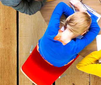 Torino, 13enne dorme in classe: “Di notte papà vuole uccidere mamma”