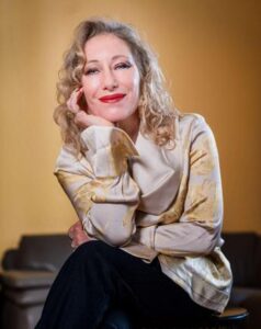 “Traggo ispirazione da ogni momento di vita”: il successo della scrittrice Stefania Lucchetti