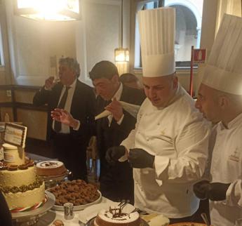 Troppe code alla buvette e al ristorante, Senatori fanno scattare i controlli