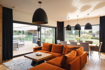 Una casa immersa nella natura dove luce e funzionalità massimizzano il benessere abitativo