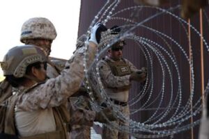 Usa, 1.200 migranti arrestati in un giorno. Trump: “In catene assassini e signori droga”