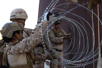 Usa, 1.200 migranti arrestati in un giorno. Trump: “In catene assassini e signori droga”