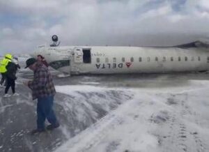 Aereo si ribalta in atterraggio, incidente a Toronto – Video