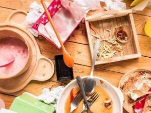 Aumenta lo spreco di cibo, buttiamo quasi 90 grammi a testa ogni giorno