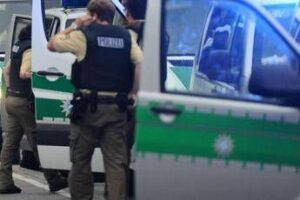 Auto su folla a Berlino: feriti tre bambini, grave la donna con loro