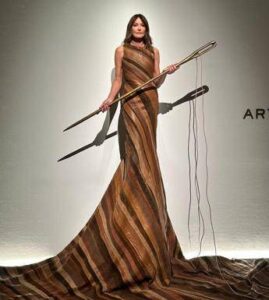 Carla Bruni si trasforma in opera d’arte per Tod’s