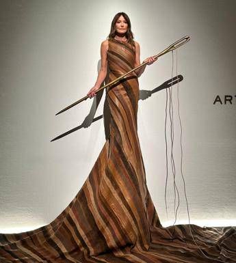 Carla Bruni si trasforma in opera d’arte per Tod’s