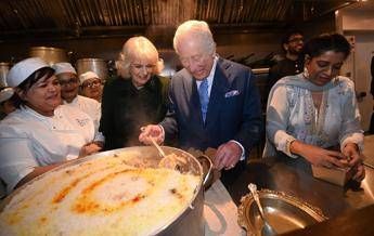 Carlo in cucina per beneficenza, così Camilla ‘rivendica’ la parità di genere nella famiglia reale