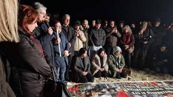 Due anni fa la strage di Cutro, veglia in spiaggia per ricordare i 94 migranti morti