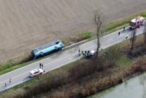 Ferrara, scontro tra auto e bus di studenti: morta donna, ferita ragazza incinta