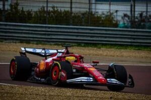 Ferrari, tifoso abbatte albero per vedere test di Fiorano – Video