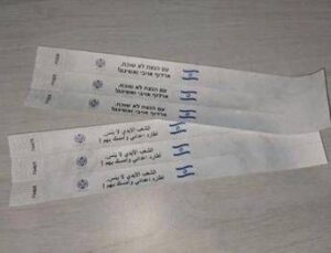 “Il popolo eterno non dimentica”, il messaggio di Israele sui braccialetti dei palestinesi rilasciati