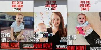 Israele, corteo funebre per i Bibas: folla per l’addio a Shiri, Ariel e Kfir uccisi a Gaza