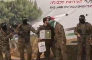 Israele, uno degli ostaggi rilasciati oggi bacia sulla testa i miliziani di Hamas – Video