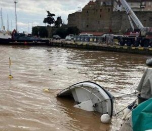 Maltempo in Toscana, naufragio a Orbetello: barche rovesciate in porto Talamone