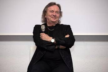 Milano Cortina 2026, Red Canzian firma “Cuori a tempo” per il viaggio della fiamma olimpica