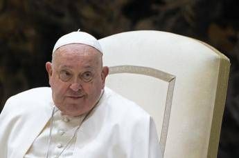 Papa Francesco, dal ginocchio all’operazione all’addome: tutti i problemi di salute