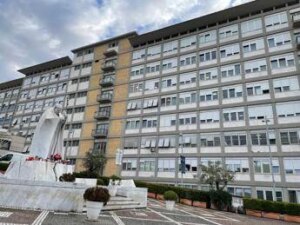Papa Francesco in ospedale, ultimo bollettino: “Ha trascorso una notte tranquilla”