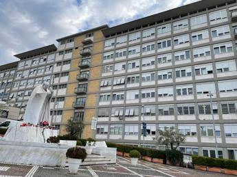 Papa Francesco in ospedale, ultimo bollettino: “Ha trascorso una notte tranquilla”