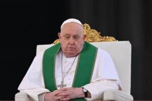 Papa Francesco interrompe l’omelia: “Difficoltà di respiro, mi scuso”