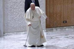 Papa Francesco, le visite a sorpresa: dal negozio di dischi alle case di Bruck e Bonino