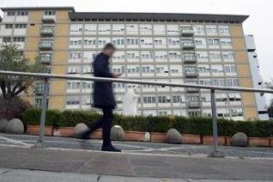 Papa, notte serena al Gemelli: “Si è alzato e ha fatto colazione in poltrona”