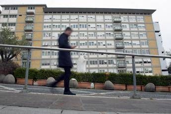 Papa, notte serena al Gemelli: “Si è alzato e ha fatto colazione in poltrona”