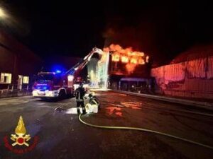 Reggio Emilia, incendio in stabilimento Inalca: “Chiudete le finestre”
