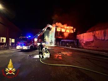Reggio Emilia, incendio in stabilimento Inalca: “Chiudete le finestre”