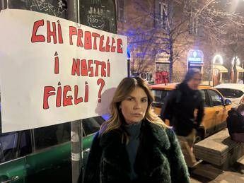 Roma, a Trastevere manifestazione con l’ex Gf Marina La Rosa: “Vogliamo più sicurezza” – Video