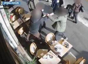 Roma, aggredisce ragazzo che indossa kippah e si avventa contro commerciante – Video
